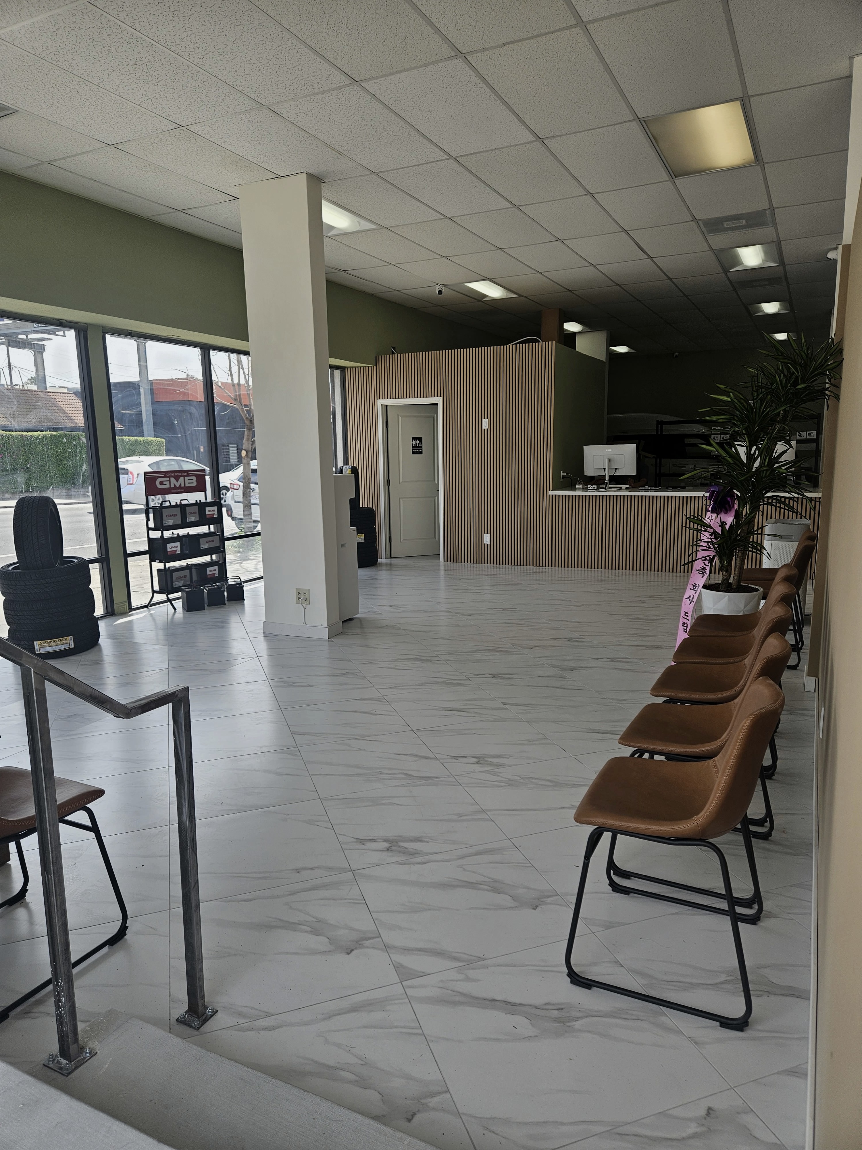 Comfortable waiting area at Western Auto Glass & Tire Los Angeles